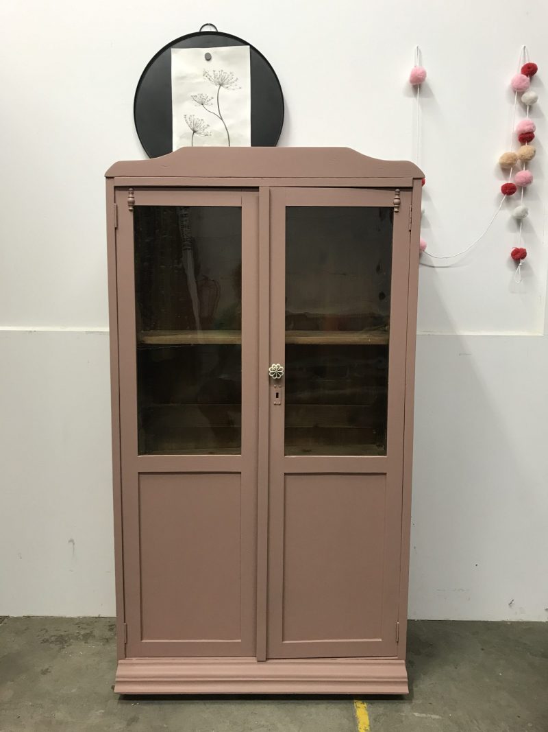 Vintage roze meidenkast met glazen deuren H 128 x B 70 x D 30 foto 1