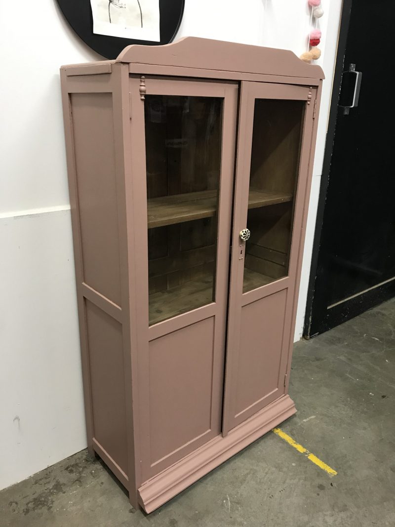Melbourne deksel bemanning Vintage roze meidenkast met glazen deuren - Oltskoel