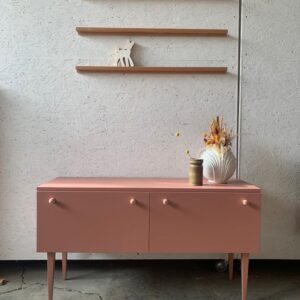 Laag-roze-vintage-dressoir-met-gecanneleerde-poten-H-60-x-B-110-x-D-37-foto-